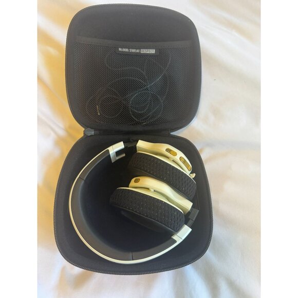 JBL PROJECT ROCK UNDER ARMOUR OVER THE EAR HEADBAND HEADPHONES WHITE WITH CASE - Picture 2 of 3